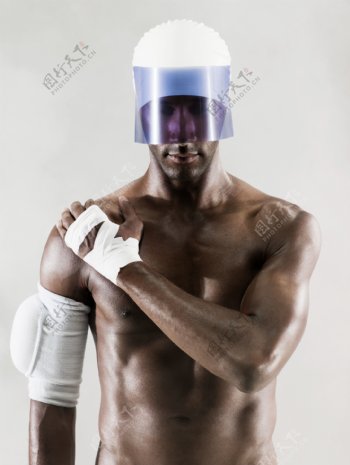 戴面罩的肌肉猛男图片