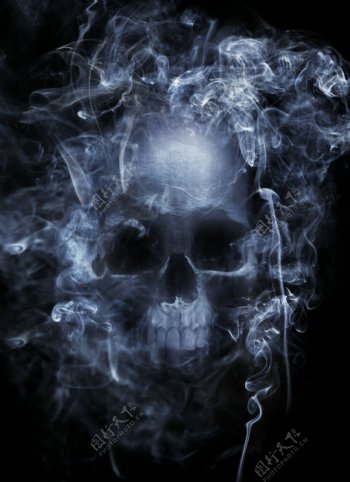 骷髅与烟雾
