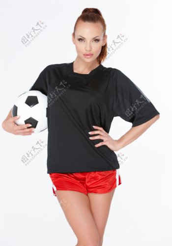 拿着足球的外国美女图片