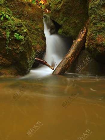 瀑布流水风景图片