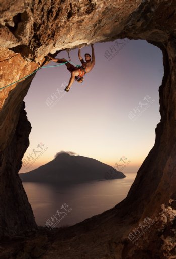 岩洞攀岩的人图片