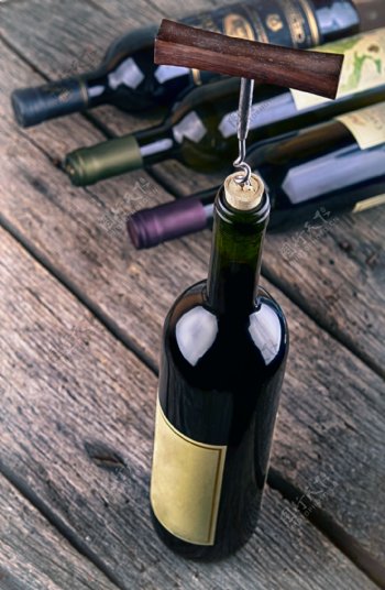 木板上的瓶装葡萄酒图片