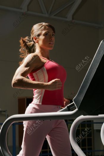 跑步健身的女性运动员图片