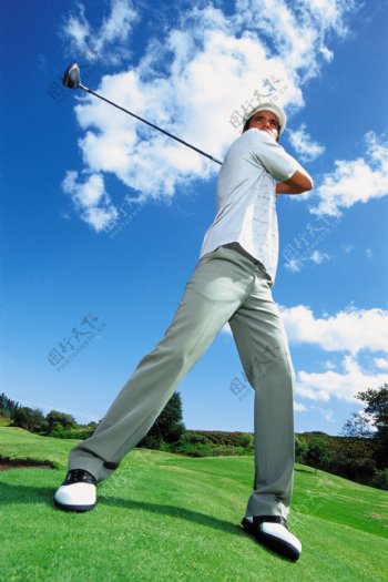 打高尔夫球的外国男人图片