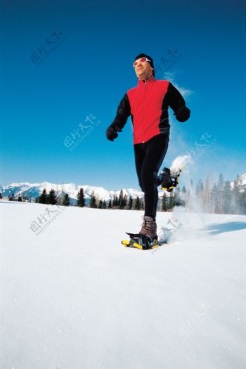 雪地上的男性运动员图片
