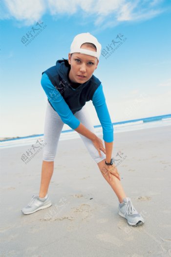 沙滩上健身的时尚美女图片