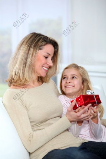送礼物给妈妈的小女孩图片