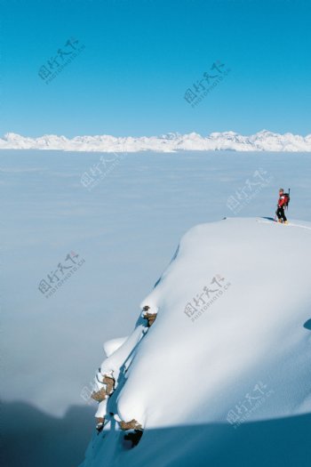 雪山上的登山运动员图片