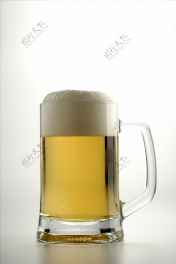 一杯啤酒特写图片