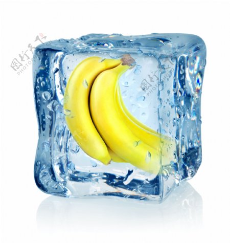 冰块里的香蕉图片