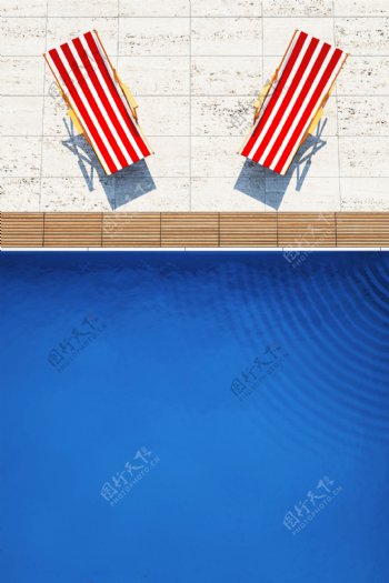 游泳池边上的两把太阳椅