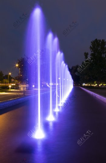 灯光下的喷泉