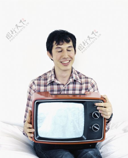 抱着电视机的男人图片