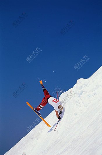 滑雪摔跤的人