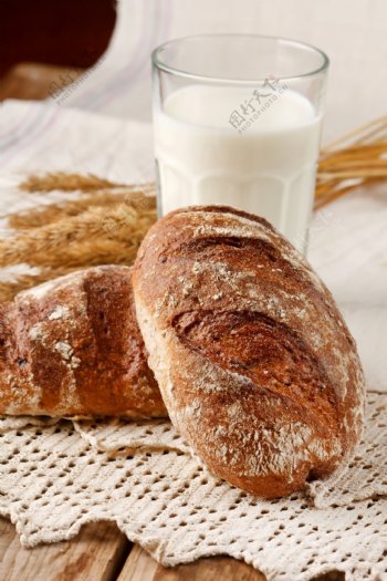 面包牛奶美食图片