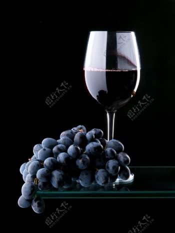 桌子上的红酒与葡萄图片