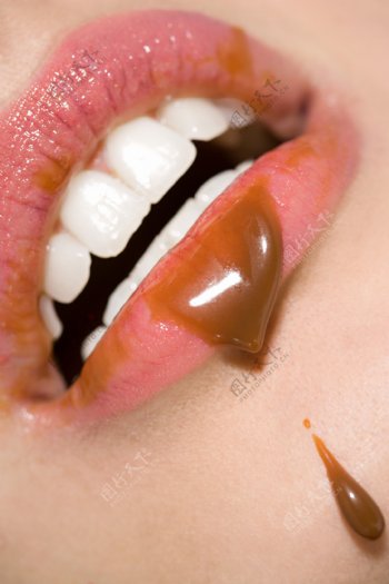 滴在嘴唇上的巧克力图片