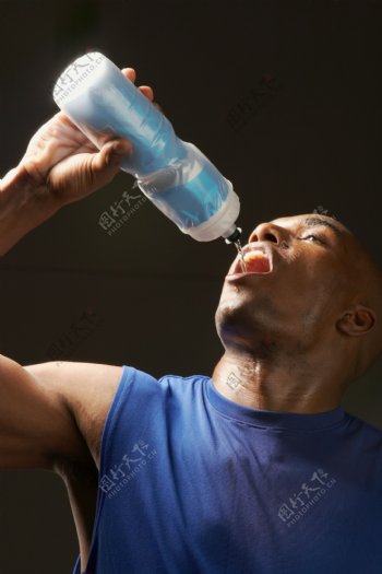 喝水的黑人运动员图片