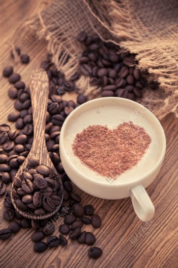 心形咖啡与咖啡豆图片