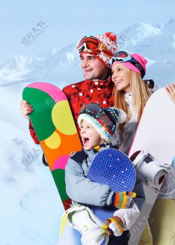 拿着滑雪工具的一家人