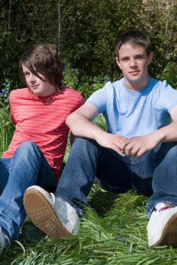 坐在草地上的青少年图片