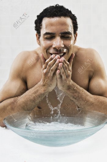 洗脸的肌肉男性图片