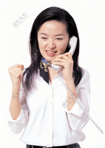 正在打电话的女性图片