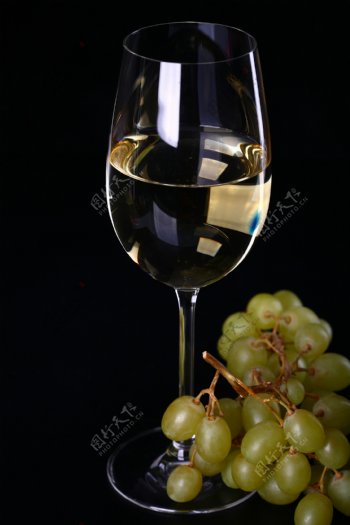 一串青提与葡萄酒图片