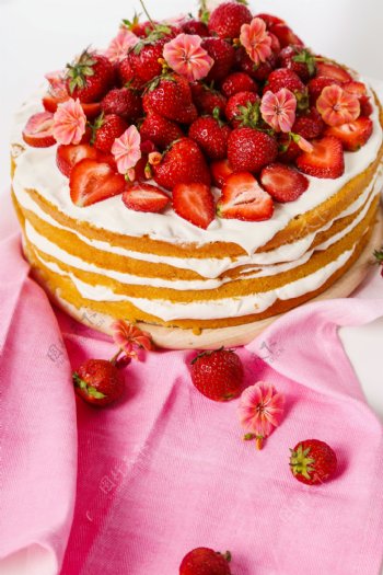 草莓蛋糕美味图片