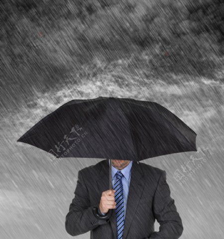 打雨伞的商务男性图片