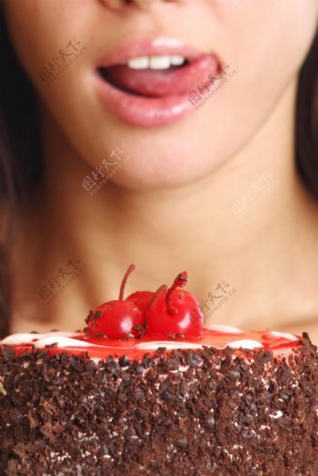 吃樱桃巧克力蛋糕的美女图片