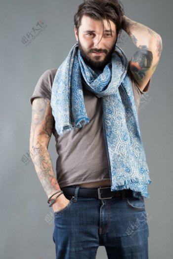 围围巾的纹身男士图片