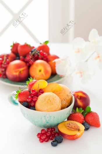 新鲜水果与碗里的冰淇淋图片