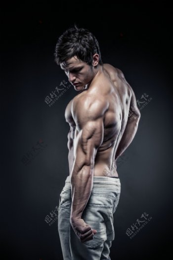 展示手臂肌肉的男人图片