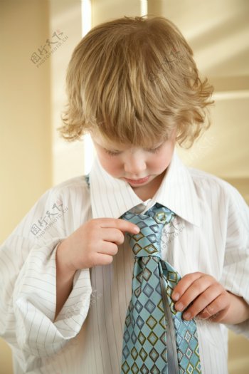 正在系领带的男孩图片