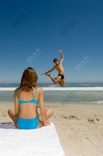 坐在沙滩上的美女图片