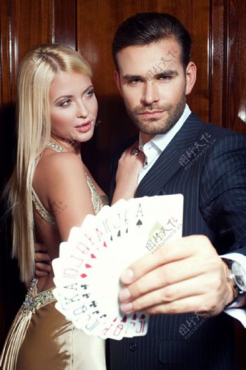 抱着美女赌博的男人图片