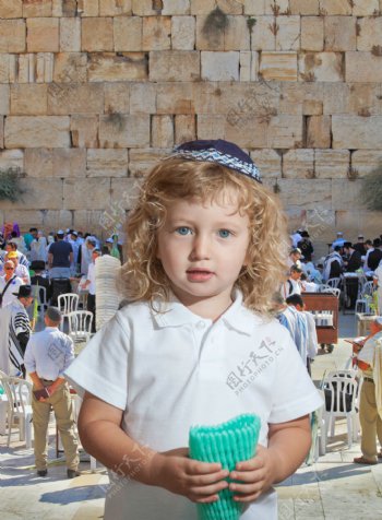 哭墙前的以色列男孩图片
