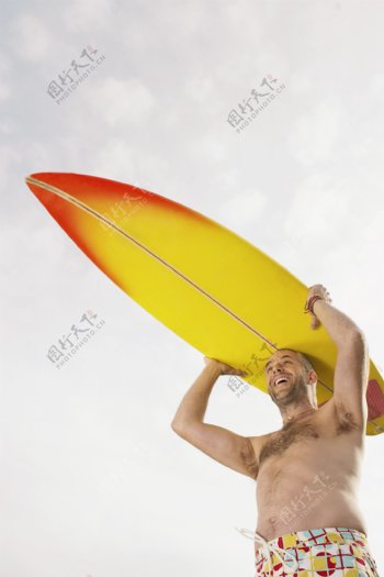 准备冲浪的男人图片