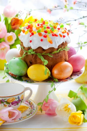 复活节彩蛋蛋糕与美丽鲜花图片