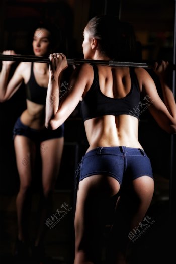 举重的肌肉女人图片