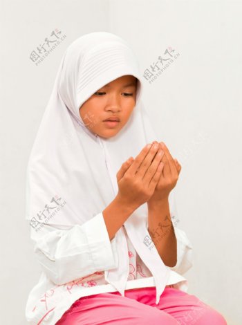 祈祷的女孩图片