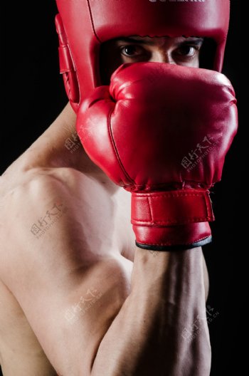 戴头盔的拳击运动员图片