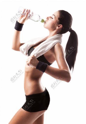喝水的运动美女图片