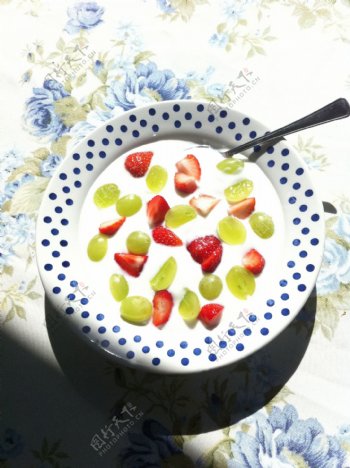 新鲜酸奶水果图片