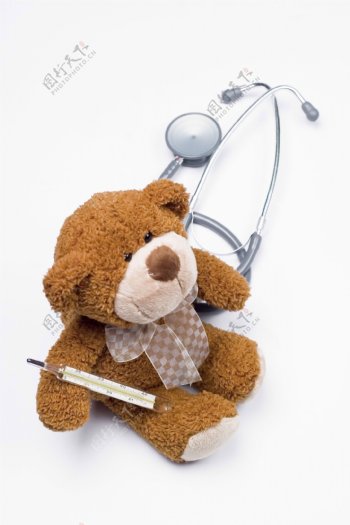 听诊器体温计与玩具熊图片