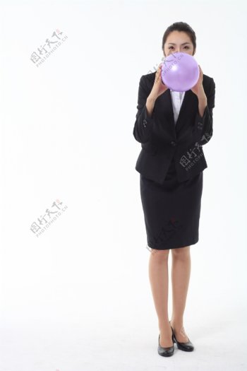 吹气球微笑商务女士图片