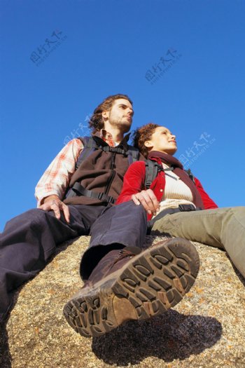 山顶上休息的外国男女图片