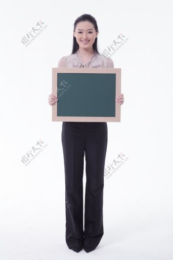 举着写字板的职业女性图片