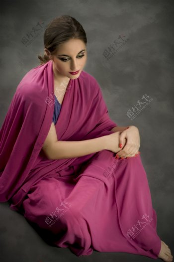 穿紫色裙子的漂亮美女图片